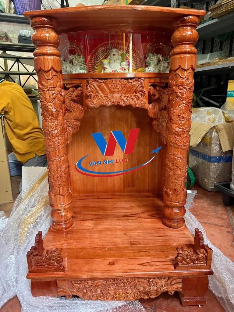 Bàn thờ Thần Tài gỗ tự nhiên chuẩn bị đóng kiện gửi đi Mỹ tại kho Vân Nhi