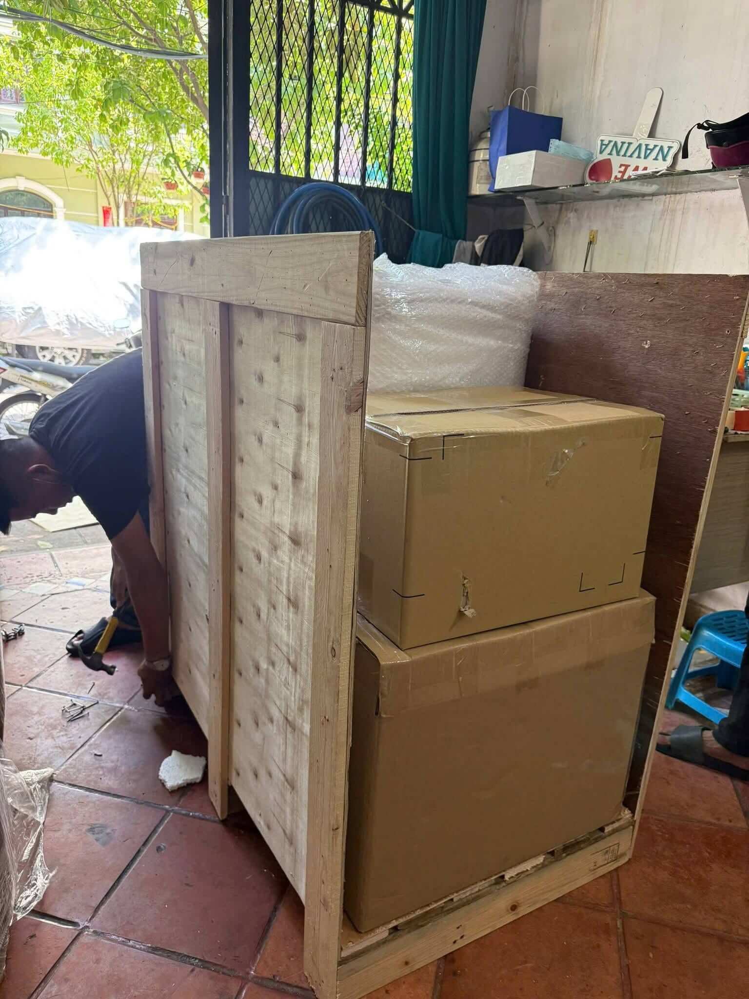 Đóng gói an toàn hàng thủ công mỹ nghệ gửi đi Pháp