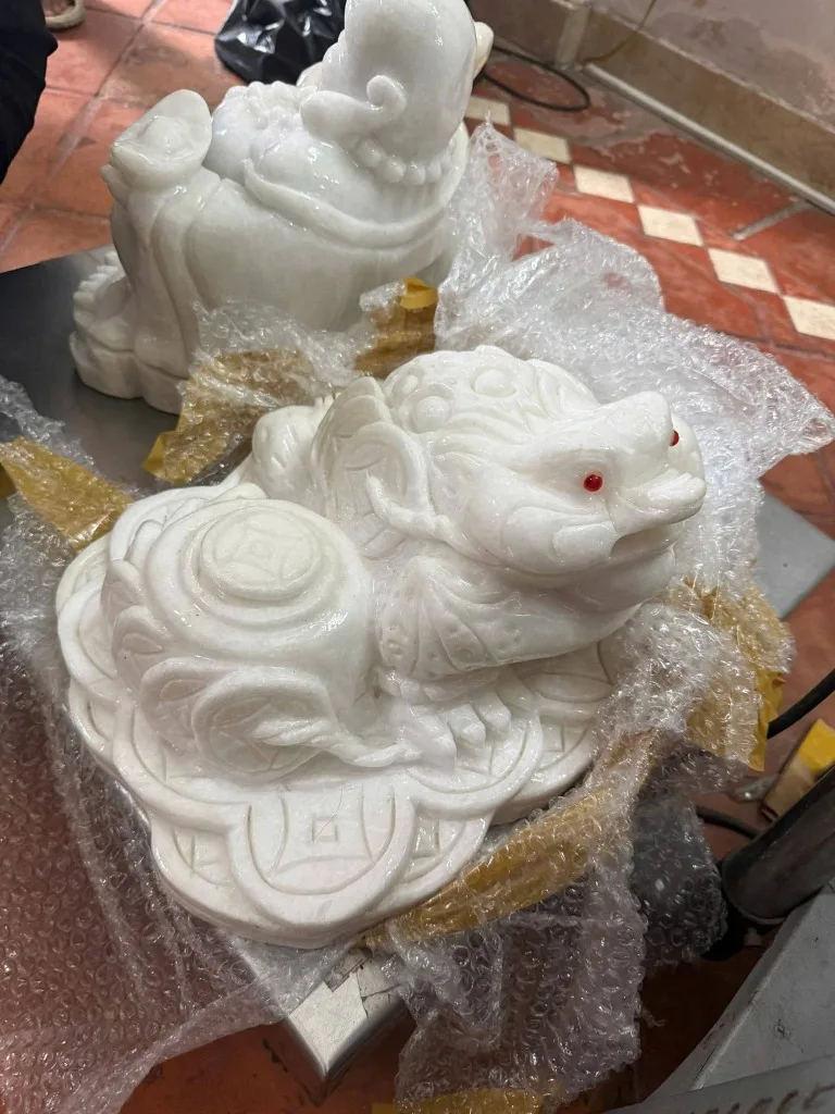 Quấn xốp bọt khí chống nứt mẻ tượng đá tỳ hưu gửi sang Mỹ